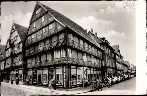 Foto Ak Celle, Blick auf das Hoppener Haus, Fachwerk, Passanten