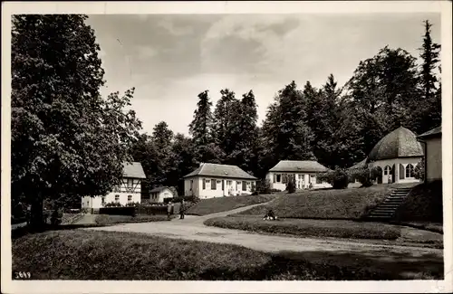 Ak Bad Lobenstein, Naturschutzgebiet Jägersruh im Frankenwald, Wegpartie mit Blick auf Gebäude