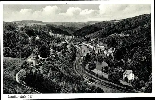 Ak Schalksmühle im Sauerland, Gesamtansicht mit Eisenbahnstrecke