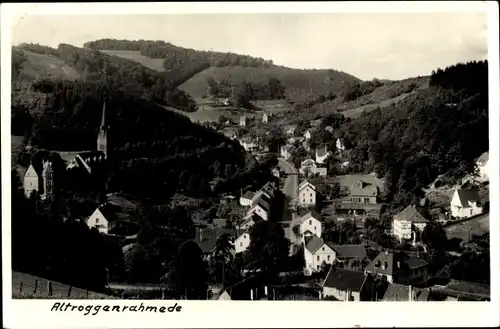 Ak Altroggenrahmede Altena im Märkischen Kreis, Luftbild vom Ort, Kirche