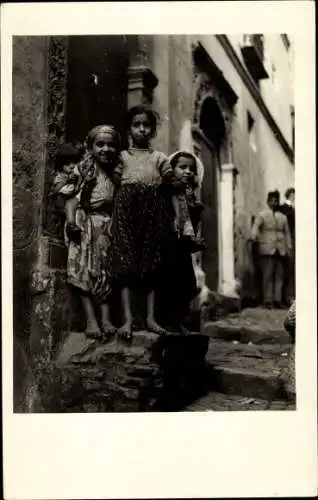 Foto Ak Südeuropa? Balkan? Kinder in Trachten