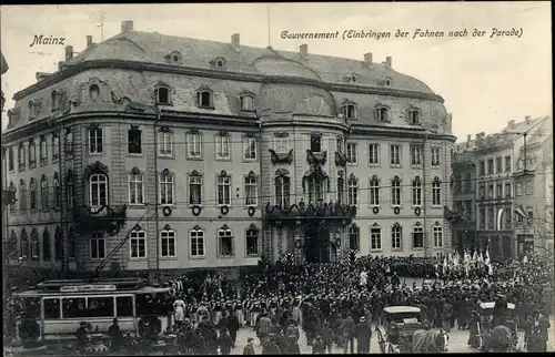 Ak Mainz am Rhein, Gouvernement, Einbringen der Fahnen nach der Parade, Straßenbahn