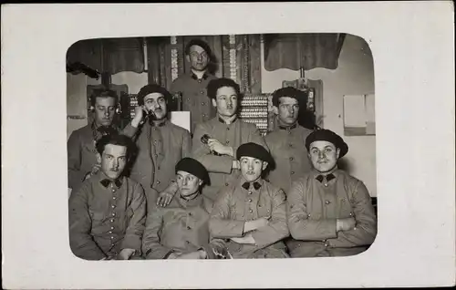 Foto Ak Französische Soldaten in Uniformen, Funkgerät