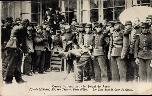 Ak Paris VII, Rue Chevert, Cercle National pour le Soldat de Paris, jeux dans la cour du cercle