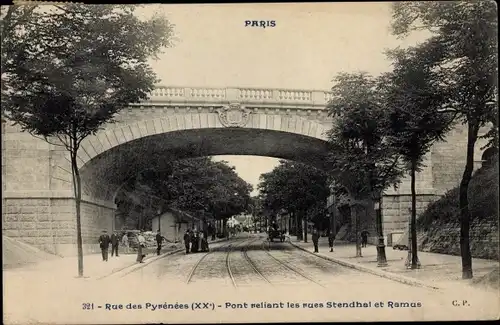 Ak Paris Ménilmontant, Rue des Pyrenees, Pont reliant les rues Stendhal et Ramus