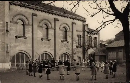 Ak Paris Ménilmontant, 18 Rue de la Croix Saint Simon, Hofansicht, Mädchengruppe beim Spiel