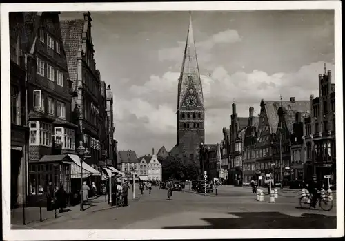 Ak Lüneburg in Niedersachsen, Am Sande,  Marktplatz, Giebelhäuser, Kirchturm Johanniskirche