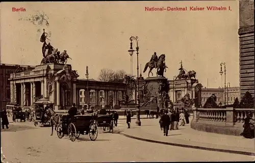 Ak Berlin Mitte, Nationaldenkmal Kaiser Wilhelm I., Schlossfreiheit, Kutschen