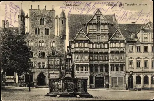 Ak Hildesheim in Niedersachsen, Wedekindhaus und Tempelherrenhaus, Brunnen