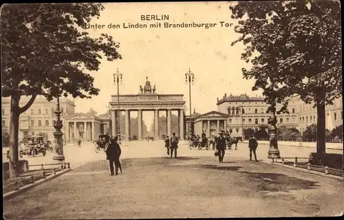 Ak Berlin Mitte, Straßenpartie mit Blick auf das Brandenburger Tor, Passanten