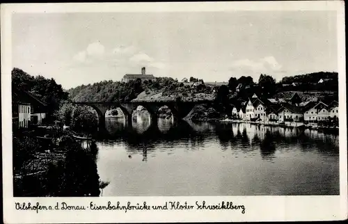 Ak Vilshofen an der Donau Niederbayern, Eisenbahnbrücke mit Kloster Schweiklberg