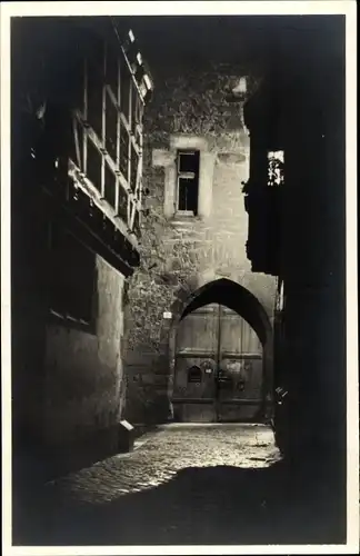 Ak Marburg an der Lahn, Tor am Rathaus, nächtliche Beleuchtung