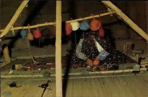 Ak Nomadenfrau vom Stamm der Yalameh beim Knüpfen eines Teppichs