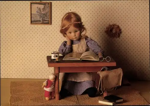 Ak Puppe, Schreibtisch, Buch, Christa Franck
