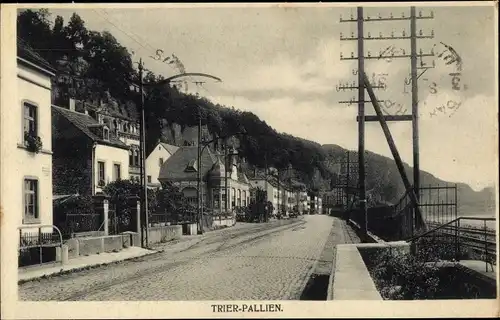 Ak Pallien Trier in Rheinland Pfalz, Straßenpartie, Bahnstrecke