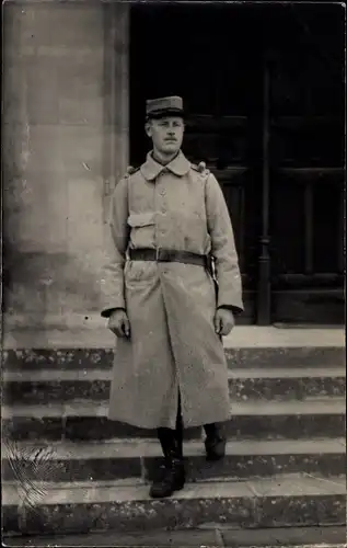 Foto Ak Französischer Soldat in Uniform, Standportrait, Mantel