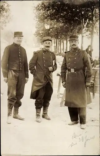 Foto Ak Französische Soldaten in Uniformen im Schnee