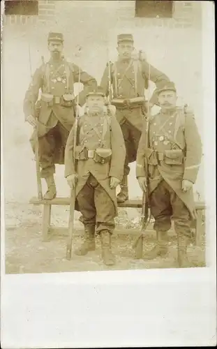 Foto Ak Französische Soldaten in Uniformen, Bajonette