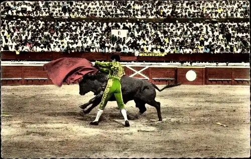 Ak Corrida de toros, une passe aidee a deuy mains par le haut de Jaime Ostos, Stierkampf