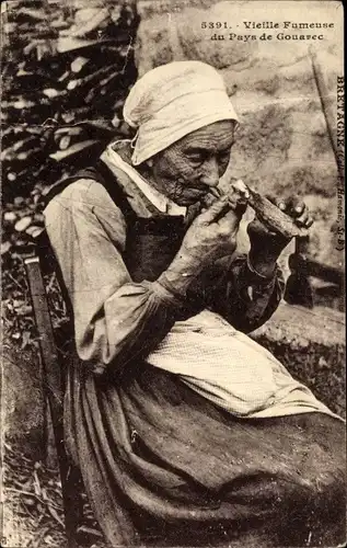 Ak Gouavec Finistère, Vieille Fumeuse, rauchende Frau in bretonischer Tracht