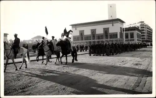 Foto Ak Marokkanische Soldaten, Nationalfest, Soldaten zu Pferde, Festzug