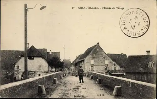 Ak Grandvillars Territoire de Belfort, l'Entrée du Village, Mann auf Brücke