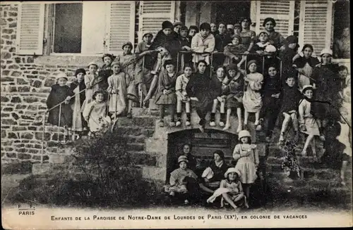 Ak Paris Ménilmontant, Enfants de la Paroisse de Notre Dame de Lourdes en colonie de Vancances