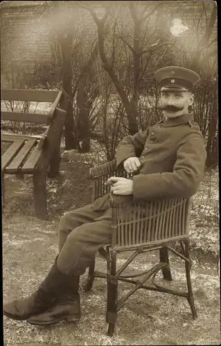 Foto Ak Deutscher Soldat in Uniform, Sitzportrait, Zigarre, Potsdam 1917, Lazarett Rotes Kreuz