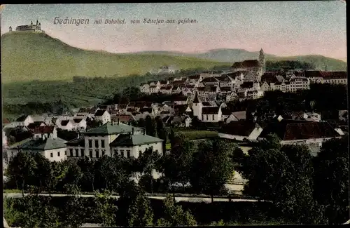 Ak Hechingen im Zollernalbkreis, Blick auf den Ort mit Bahnhof vom Schrofen aus, Burg