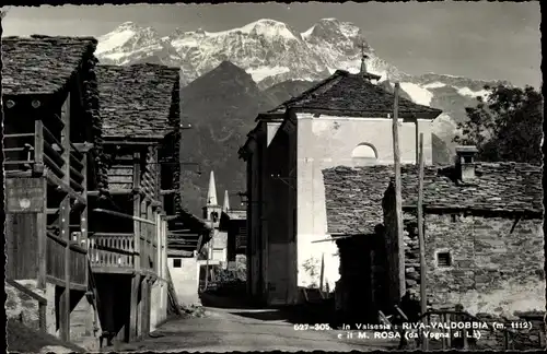 Ak Riva Valdobbia Piemonte, Ortsansicht, Wohnhäuser, Berge, Kirchturm