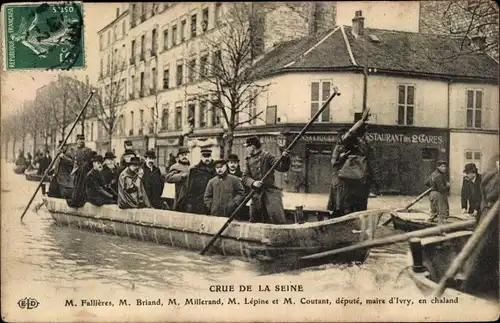 Ak La Crue de la Seine, M. Fallieres, M. Briand, M. Millerand, M. Lepine, M. Coutant, Ruderboot