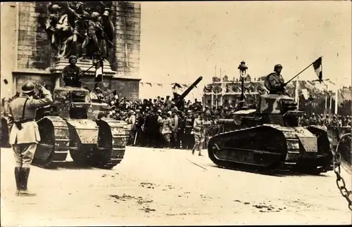 Foto Ak Paris VIII, Siegesparade vor dem Triumphbogen, Panzer, Tanks, 1919