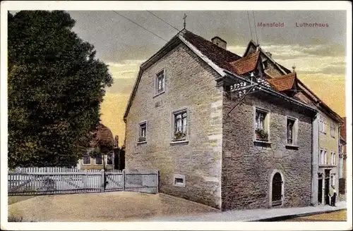 Ak Mansfeld im Harzvorland, Ansicht vom Lutherhaus, Passant