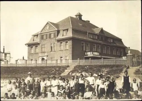 Foto Ak Südstrand Wyk auf Föhr, Gruppenportrait am Kinderheim