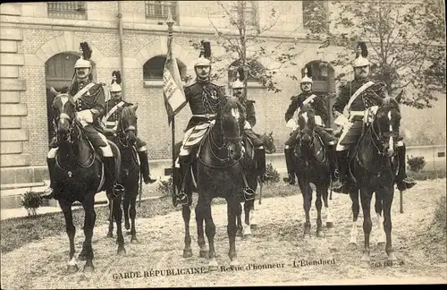 Ak Paris IV., Garde Republicaine, Französisches Garde Regiment zu Pferd, Banner, Straßenpartie