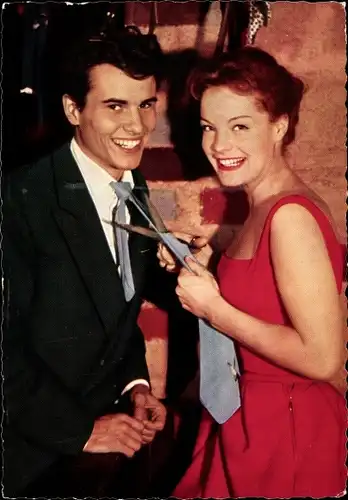 Ak Schauspielerin Romy Schneider und Horst Buchholz, Rotes Kleid, Krawatte, Schere