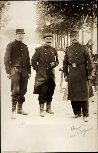 Foto Ak Drei Französische Soldaten in Uniformen im Schnee