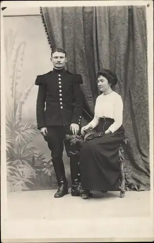 Foto Ak Französischer Soldat in Uniform mit Frau, Portrait