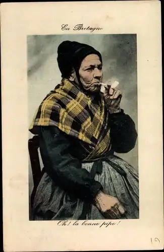 Ak Rauchende Frau in bretonischer Tracht