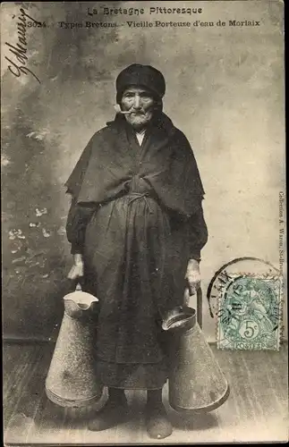 Ak Morlaix Finistère, Vieille Porteuse d'eau, rauchende Frau in bretonischer Tracht, Wasserträgerin