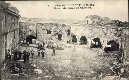 Ak Belfort Beffert Beffort Territoire de Belfort, Cour intérieure du Château, Soldaten