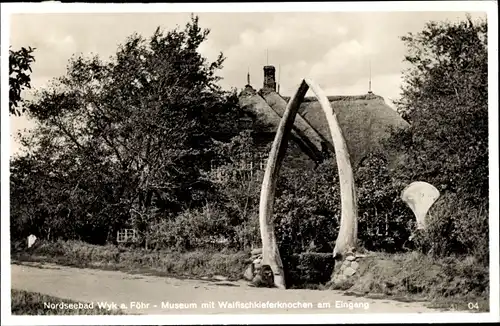 Ak Wyk auf Föhr Nordfriesland, Museum mit Walfischkieferknochen am Eingang