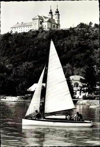 Ak Tihany Ungarn, Hafen mit der Abteikirche, Segelpartie