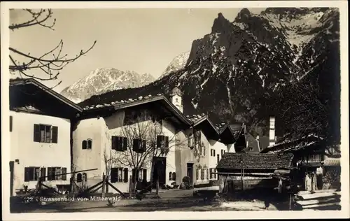 Ak Mittenwald im Kreis Garmisch Partenkirchen, Straßenpartie im Ort, Wohnhäuser