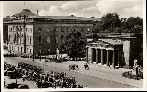 Ak Berlin, Aufziehen der Wache am Ehrenmal