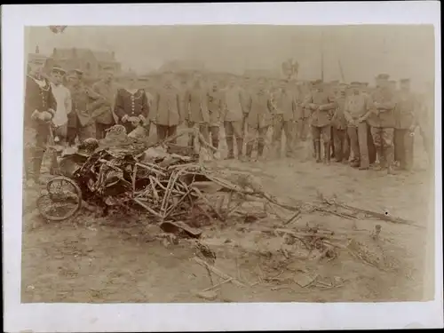 Foto Ak 1. WK, Abgeschossenes feindliches Flugzeug, Deutsche Soldaten