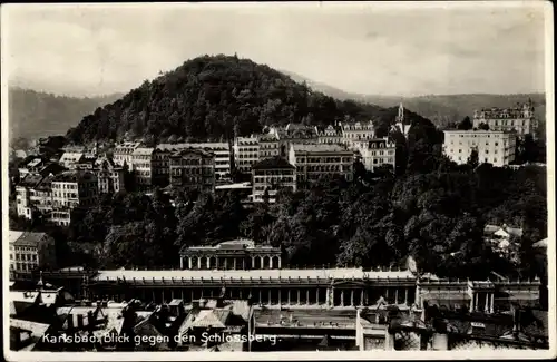 Ak Karlovy Vary Karlsbad Stadt, Blick gegen den Schlossberg mit Stadtansicht