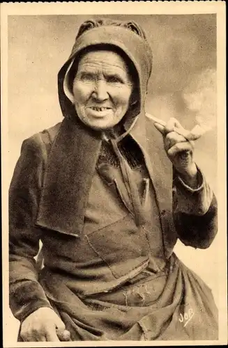 Ak Bretagne, rauchende Frau in bretonischer Tracht