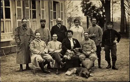 Foto Ak Französische Soldaten in Uniformen mit zwei Frauen, Orden, Hunde