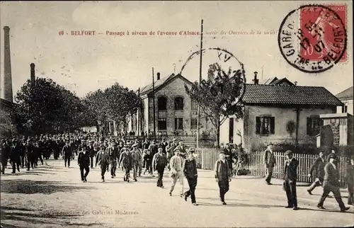 Ak Belfort Territoire de Belfort, passage Avenue d'Alsace, sortie des Ouvriers de la Société